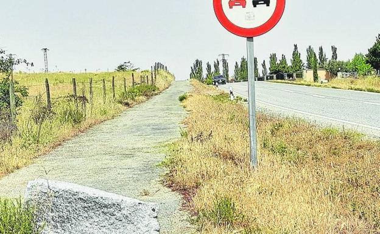 Senda peatonal junto a la carretera que une Segovia y Palazuelos de Eresma.