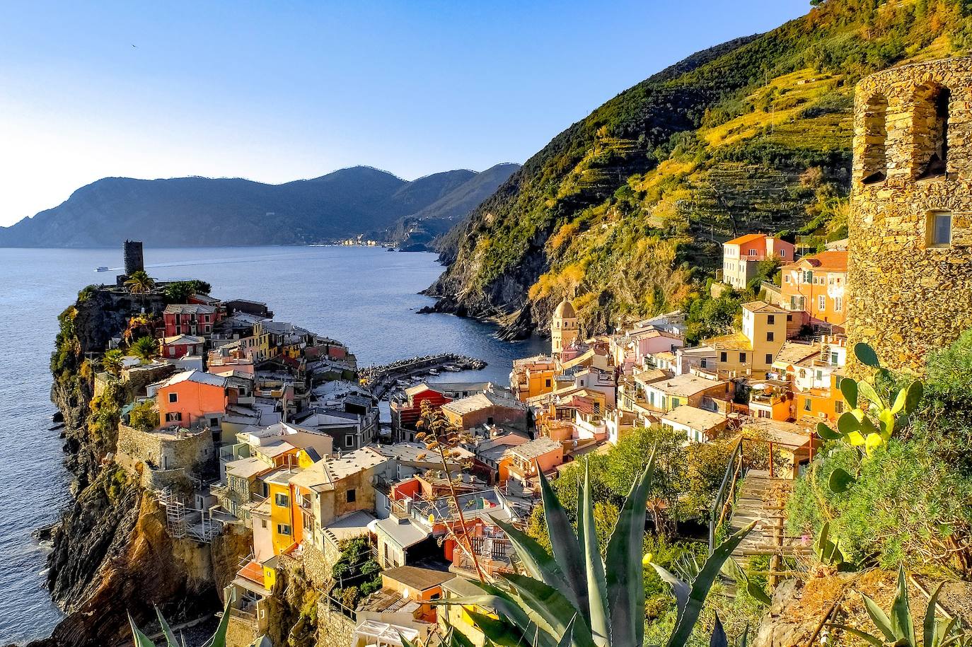 Cinque Terre (Italia) | Casas multicolores, barcas locales y lujosos yates flotando en sus azuladas aguas y playas de arenas finas son las protagonistas del lugar.