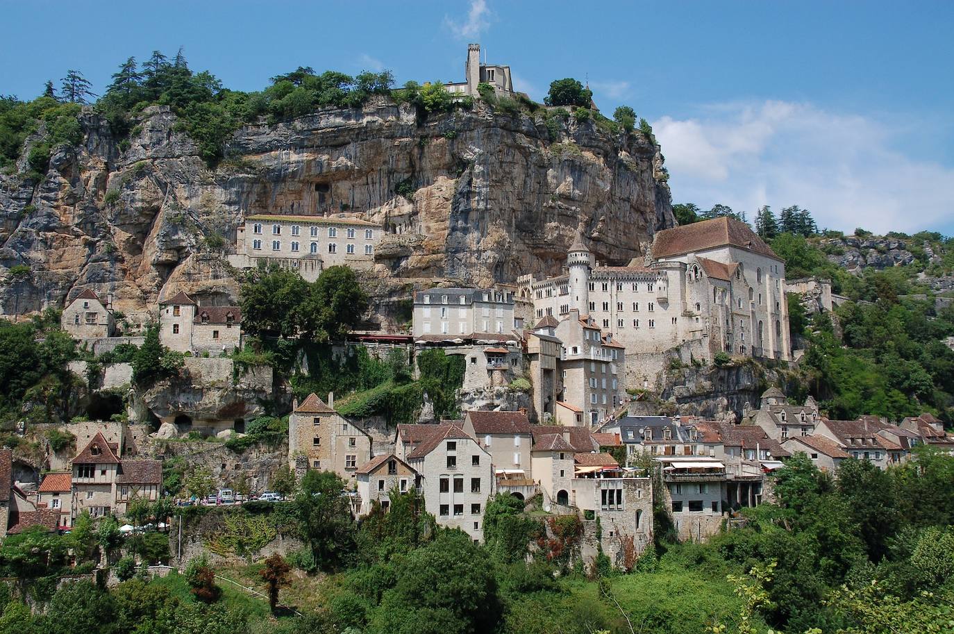 Rocamadour (Francia) | Este pueblo francés se alza sobre un acantilado que domina majestuosamente el cañón del Alzou. Las casas se amontonan en la ladera de la montaña.