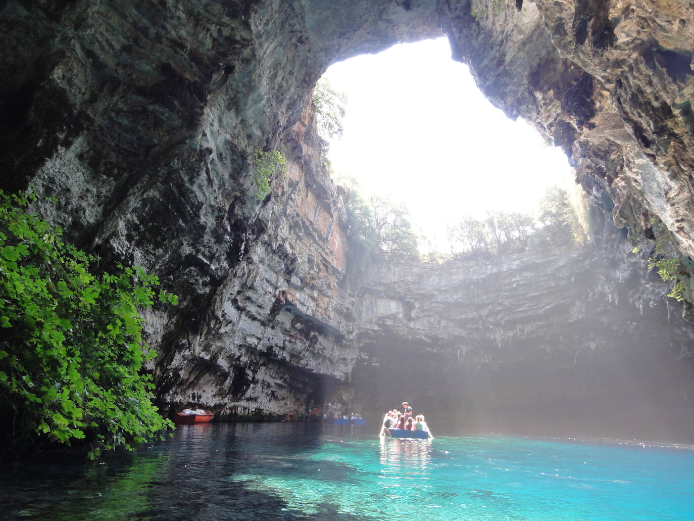 Cueva de Melissani (isla de Cefalonia, Grecia) | Esta cueva es un fenómeno geológico único, creado a partir de la disolución de las rocas calcáreas por la filtración del agua. Sus atractivos: sus turquesas aguas y la gran claraboya de 36 metros de altura por la que entran los rayos del sol.