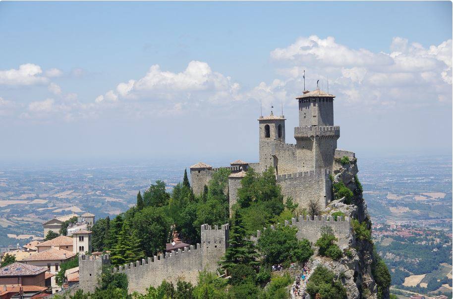 Rocca della Guaita (San Marino, Italia) | Guaita es uno de los tres picos que domina la ciudad de San Marino. En su cima se ubica una fortaleza construida en el siglo XI, la más antigua de las tres torres construidas en el Monte Titano.