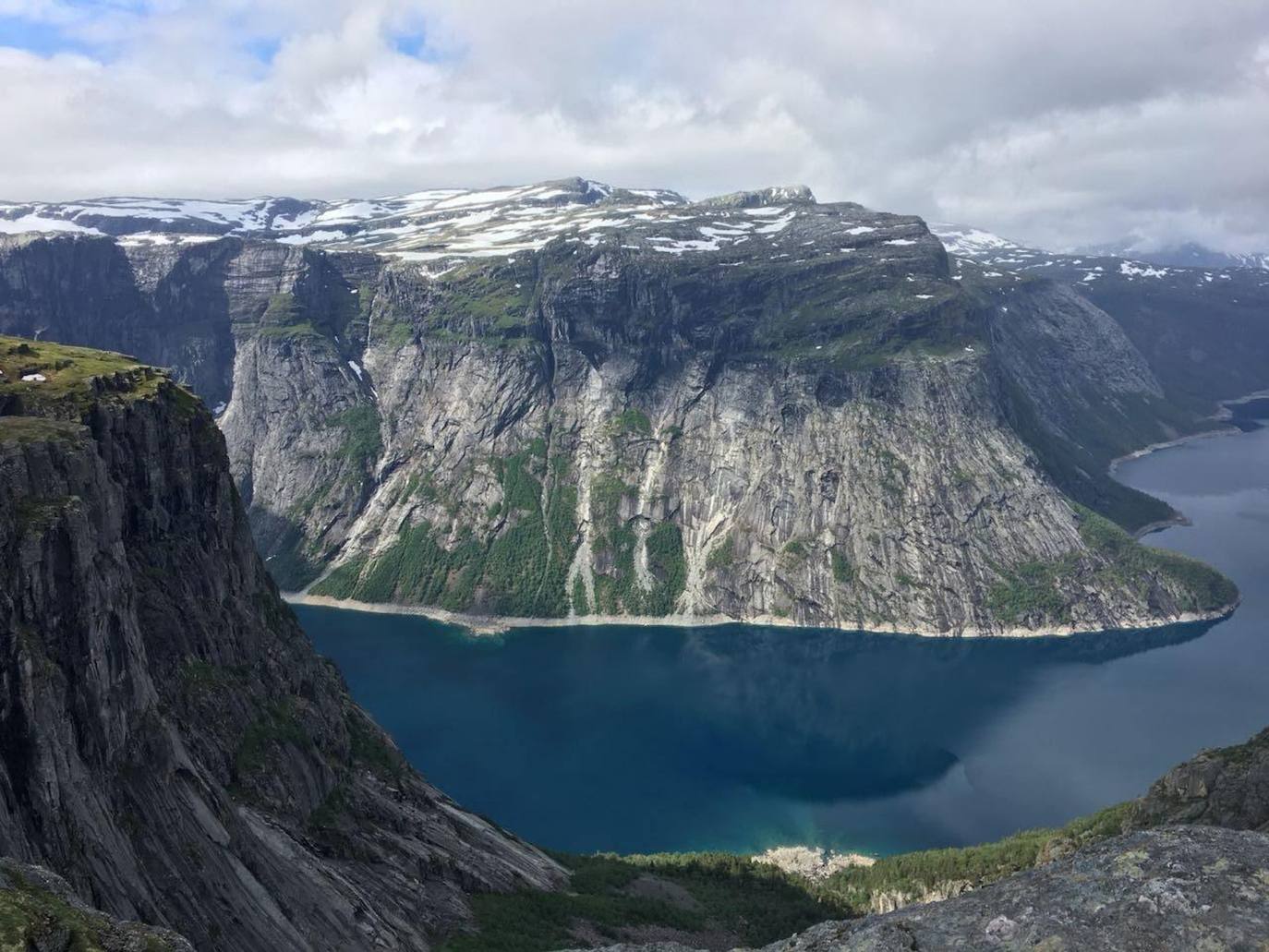 Además de tener la sensación de estar en medio de la nada, esta roca regala a quien la visita una magnifica vista al valle donde descansa el lago Ringedalsvatnet.