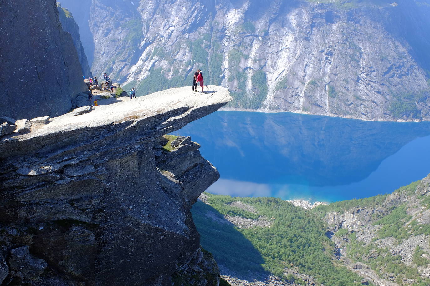 Trolltunga (Noruega) | Trolltunga (o lengua del Troll) es una puntiaguda roca que sobresale 700 metros en horizontal de una montaña de 1.100 metros de altura.