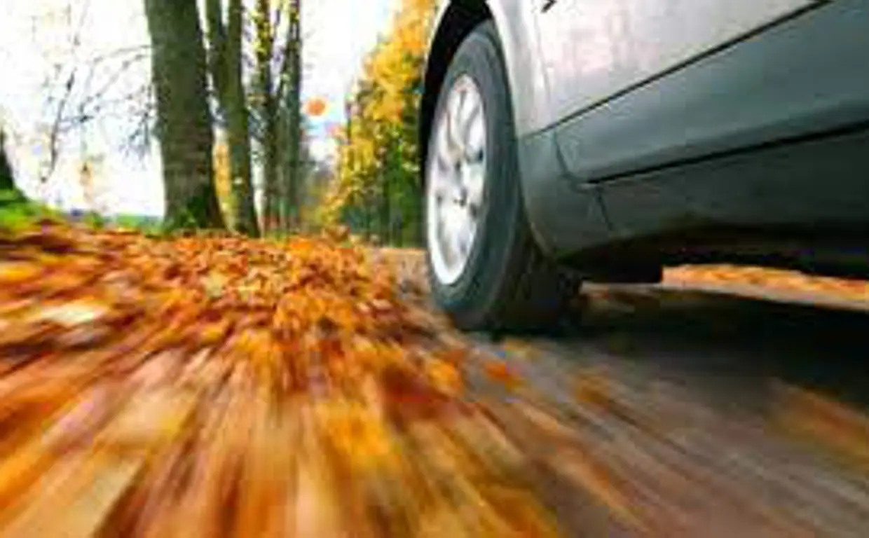 Conviene revisar el coche ante la llegada del otoño