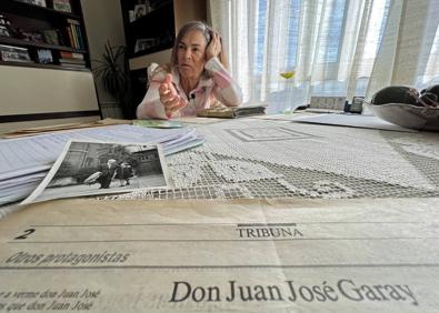 Imagen secundaria 1 - Arriba, fotografía de Juan José Garay: su suegra, Ana Acítores, rodeada de sus nueve nietos. Abajo. Gloria Gil Garay, con recortes y fotogrfías de su abuelo y Gloria Gil y su abuelo Juan José Garay, a la salida del Colegio de La Enseñanza.