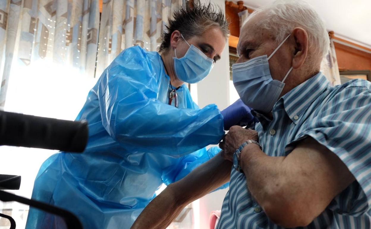 Uno de los primeros salmantinos en ponerse la cuarta dosis de la vacuna del Covid.