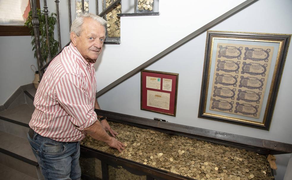 Camilo Yagüe muestra las pesetas que tiene recogidas en el cofre.