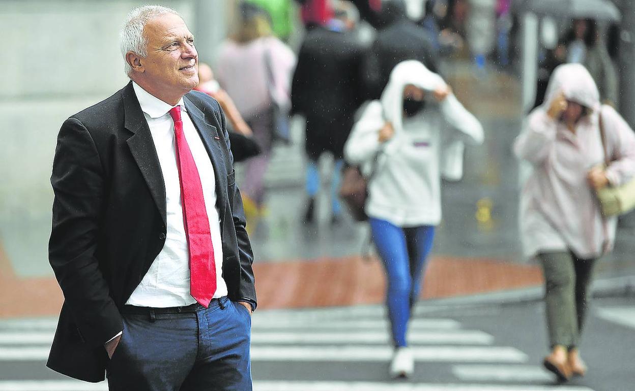 Nuccio Ordine, este lunes en las calles de Bilbao, antes de recibir el Premio Ad Honorem en la quinta edición de los Fair Saturday Awards.