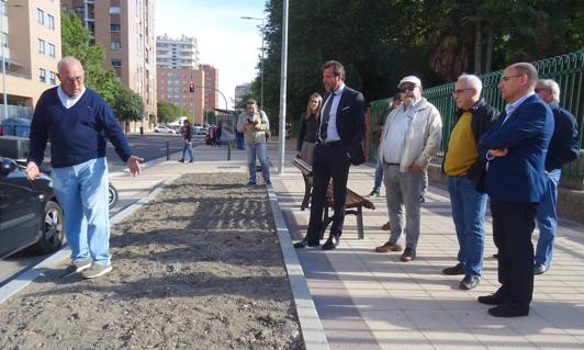 Ángel Espinosa, un vecino del barrio, explica al alcalde los problemas para llegar al coche por el nuevo parterre. 