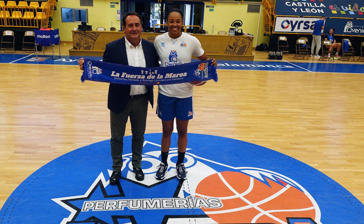 El presidente Jorge Recio posa con Erica McCall en Würzburg.