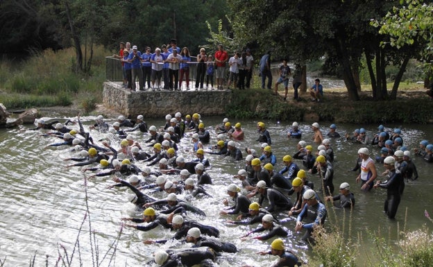 Triatlón Bodegas de Valbuena y San Bernardo, salida de la prueba en el parque de La Isla, río Duero. 