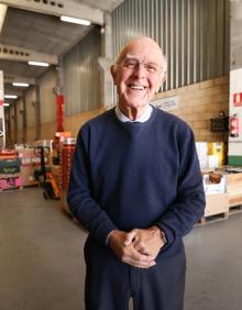 Imagen secundaria 2 - Voluntarios durante la selección, varios productos y Jesús Mediavilla, presidente de la Fundación Banco de Alimentos. 