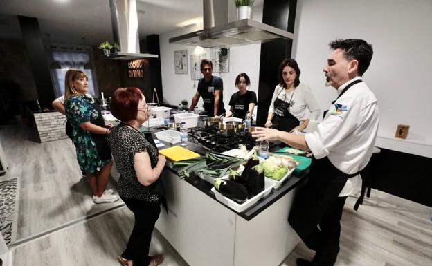 Foto: Miguel Ángel Sanz, durante un curso de cocina en el Cocino Divino. Vídeo: Yaiza de Diego, en Fuera de Carta.