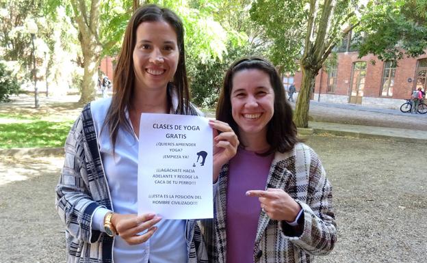 Martina Pastrovicchio y su compañera Arancha, con el cartel que han colocado en la plaza del Viejo Coso. 