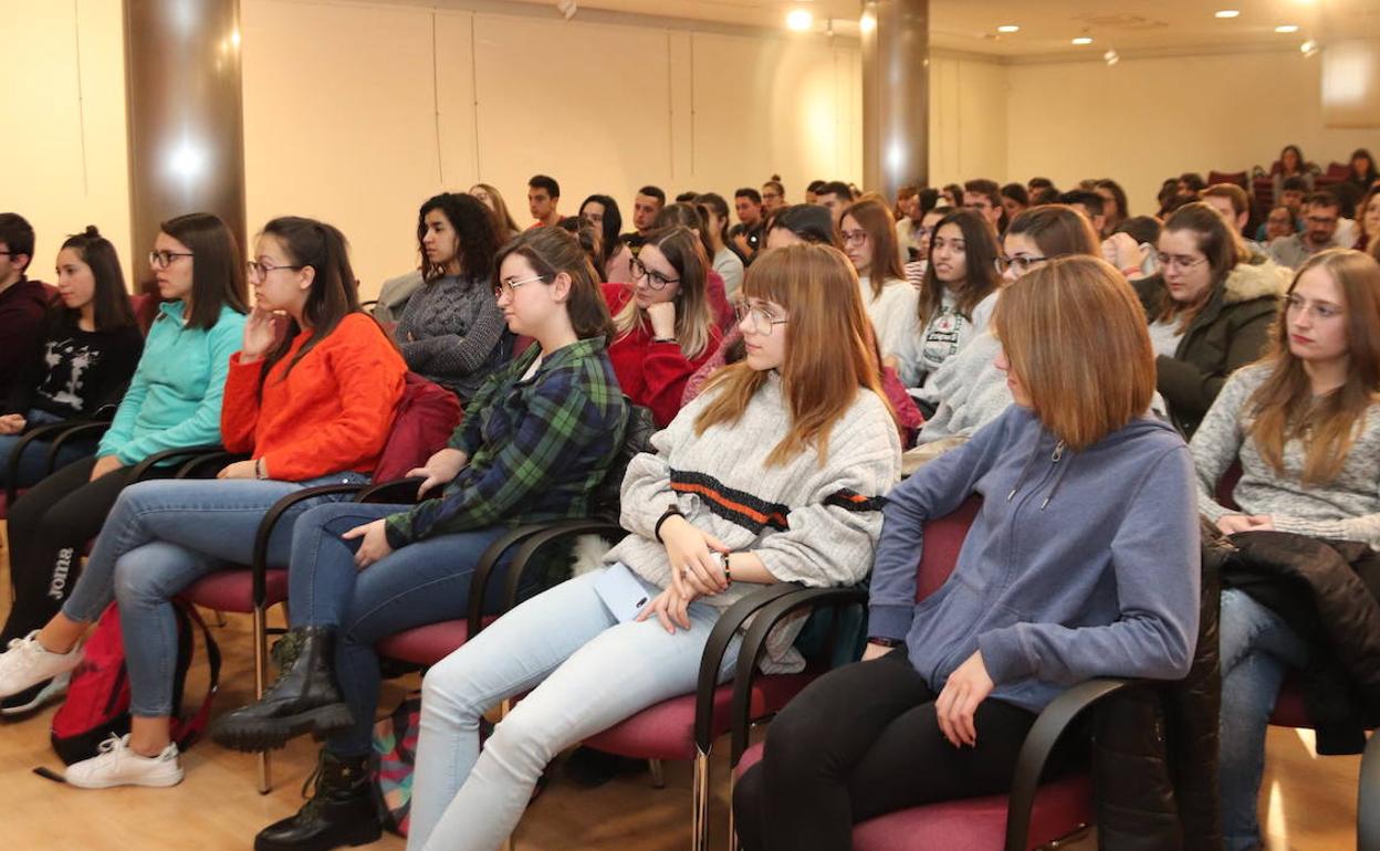 Jóvenes participantes en un encuentro con empresarios organizado por Honorse.