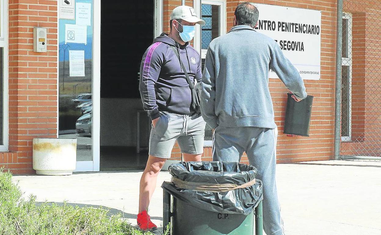 Dos personas conversan en la entrada al centro penitenciario de Segovia, este lunes, antes del acto de La Merced. 