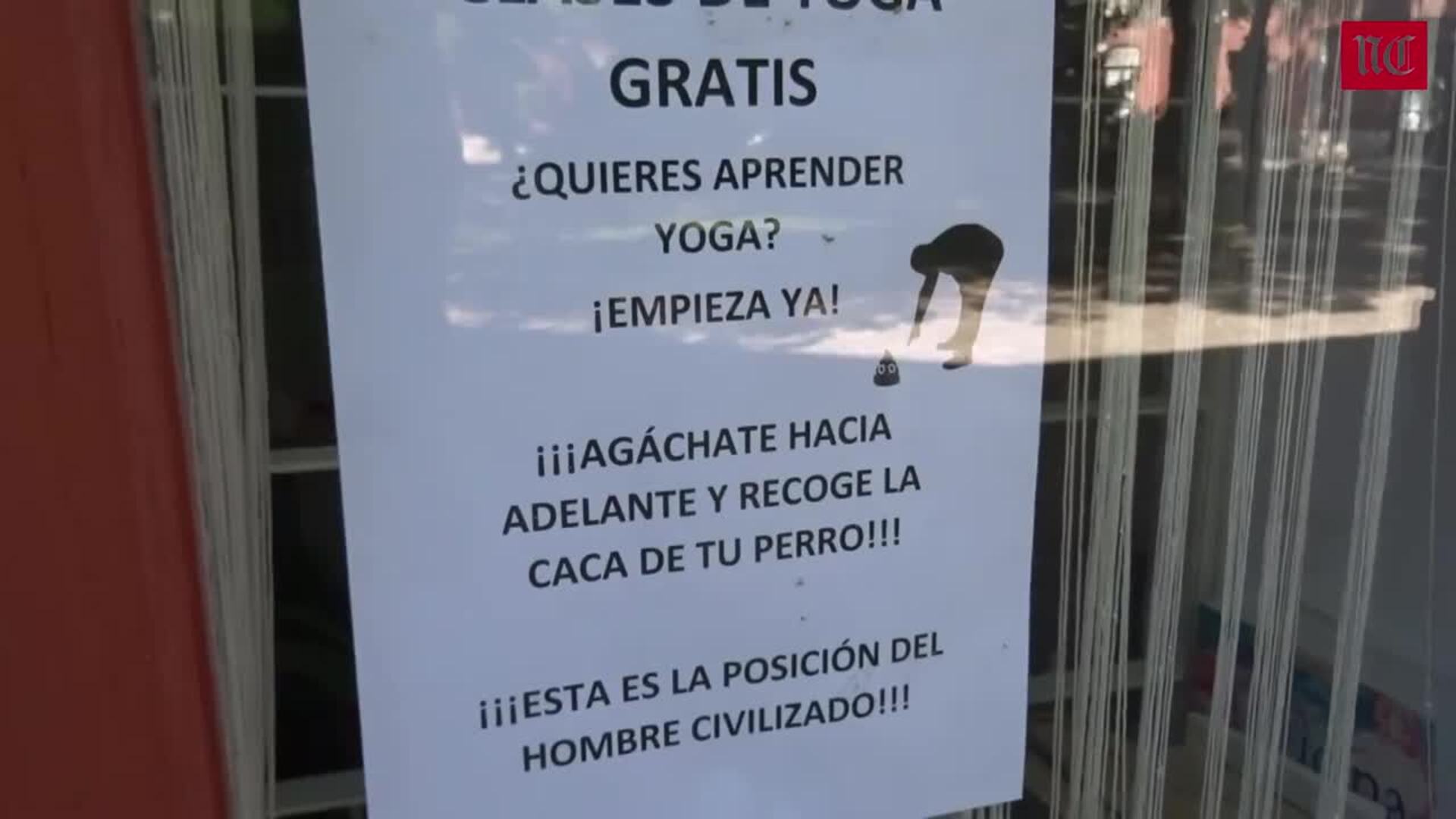 Un divertido cartel para acabar con la presencia de excrementos de los perros que los dueños no recogen en los espacios peatonales de la Plaza del Viejo Coso