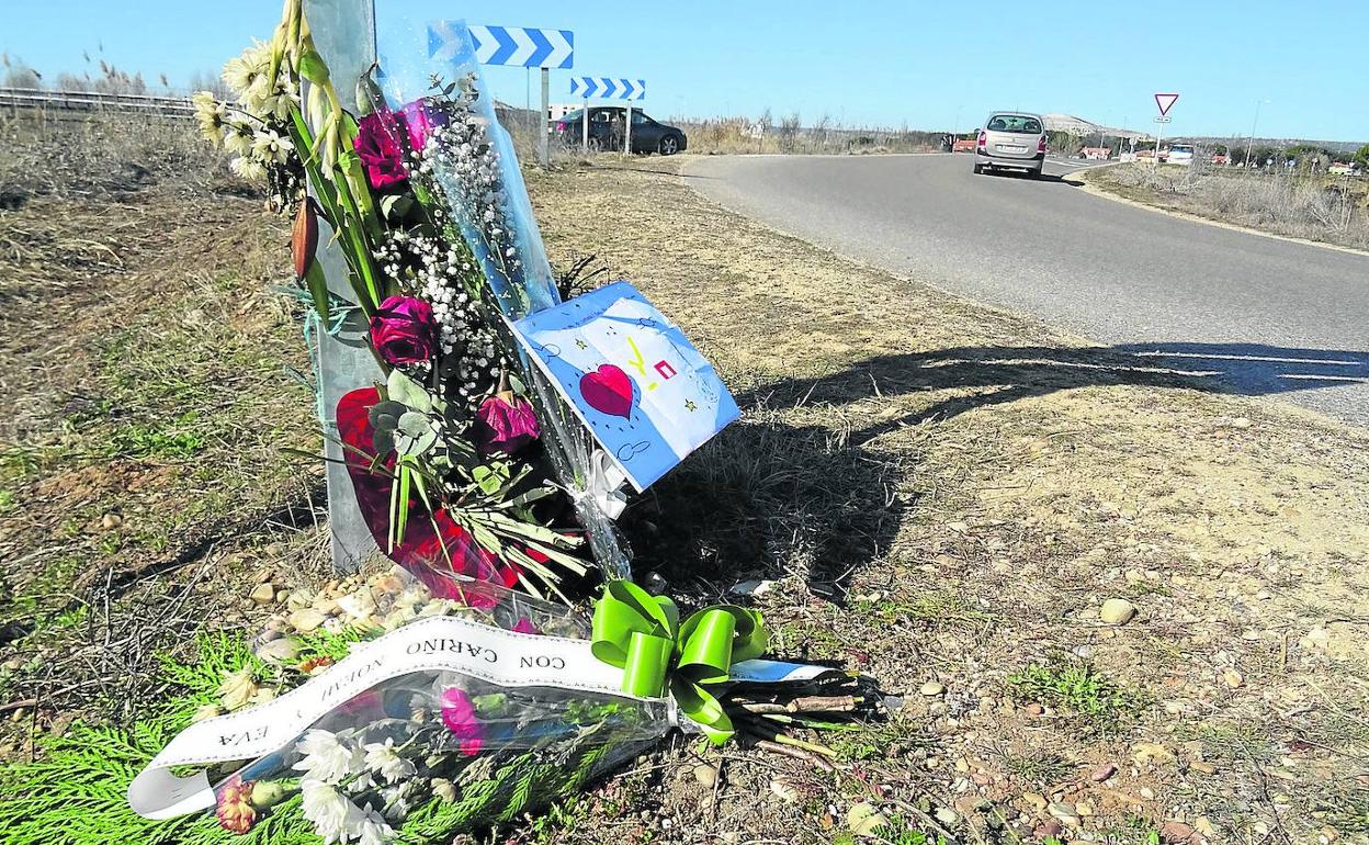 Ofrendas de recuerdo a Esther López en el lugar donde apareció su cadáver. 