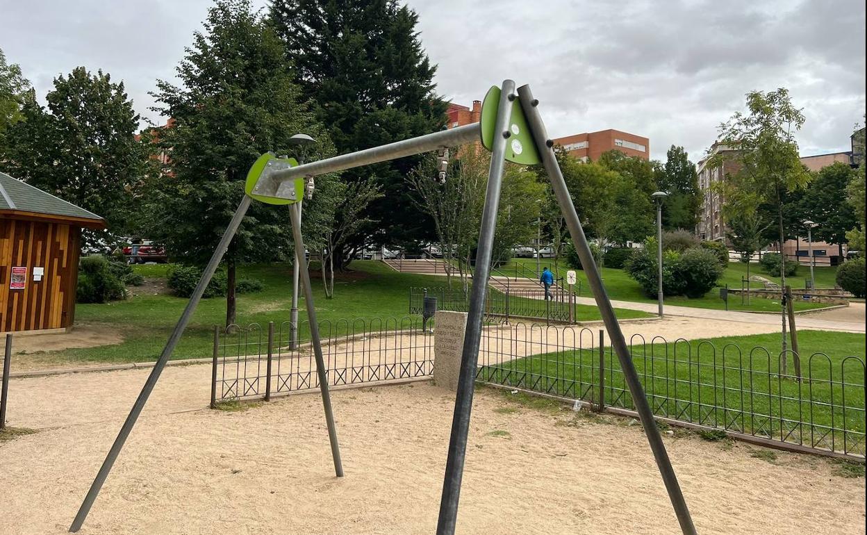 Un parque infantil sin columpios situado en uno de los barrios de la ciudad de Segovia. 