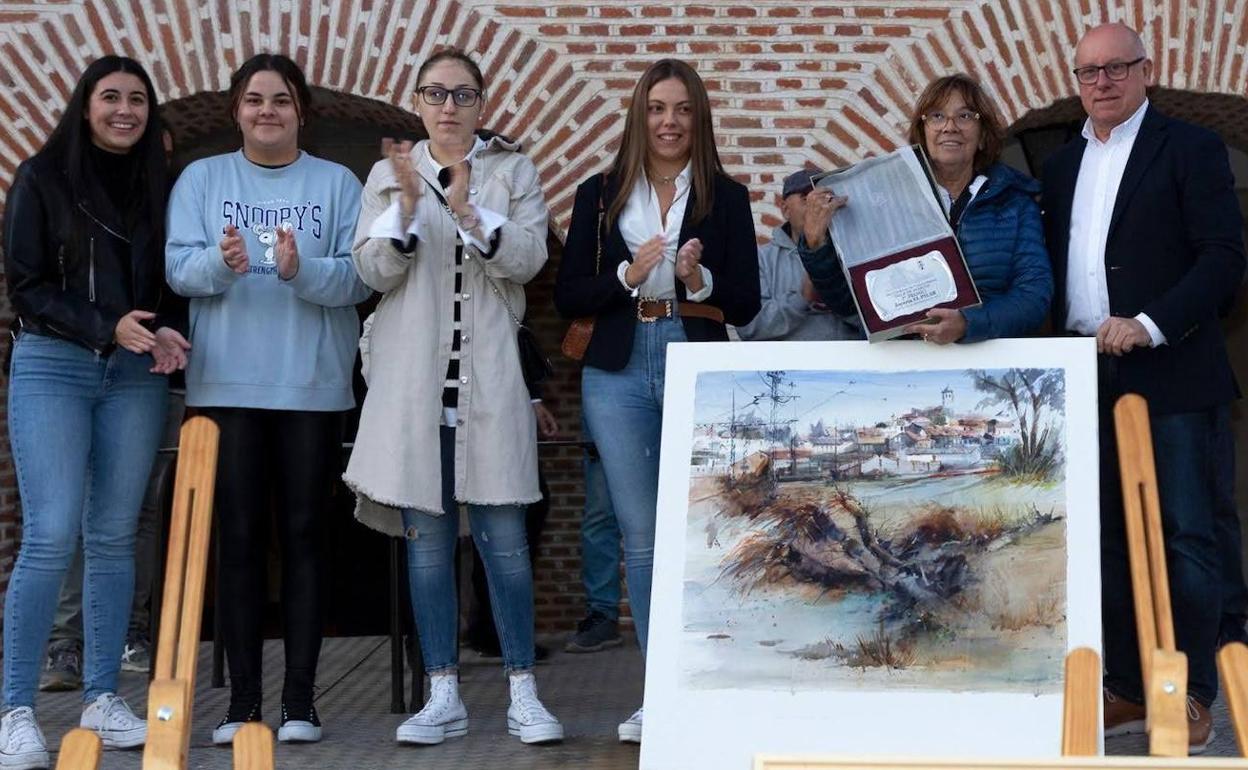 La ganadora, Piedad Santamaría Pascual, con su obra y el trofeo junto al alcalde de Olmedo y las Reinas de las Fiestas.