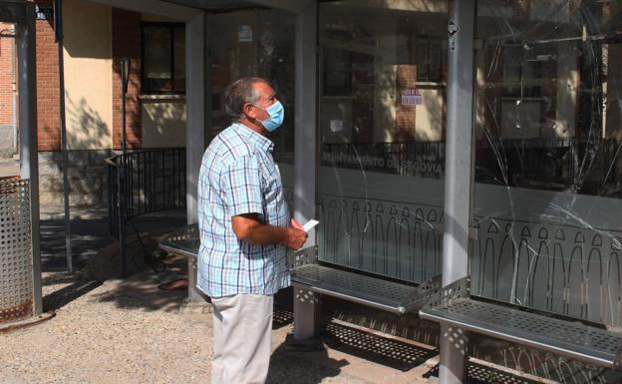 Un vecino de Fuentemilanos, en la parada de autobús de la localidad. 