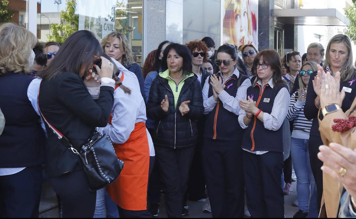 Compañeras del supermercado Lupa de la víctima muestran su conmoción. 