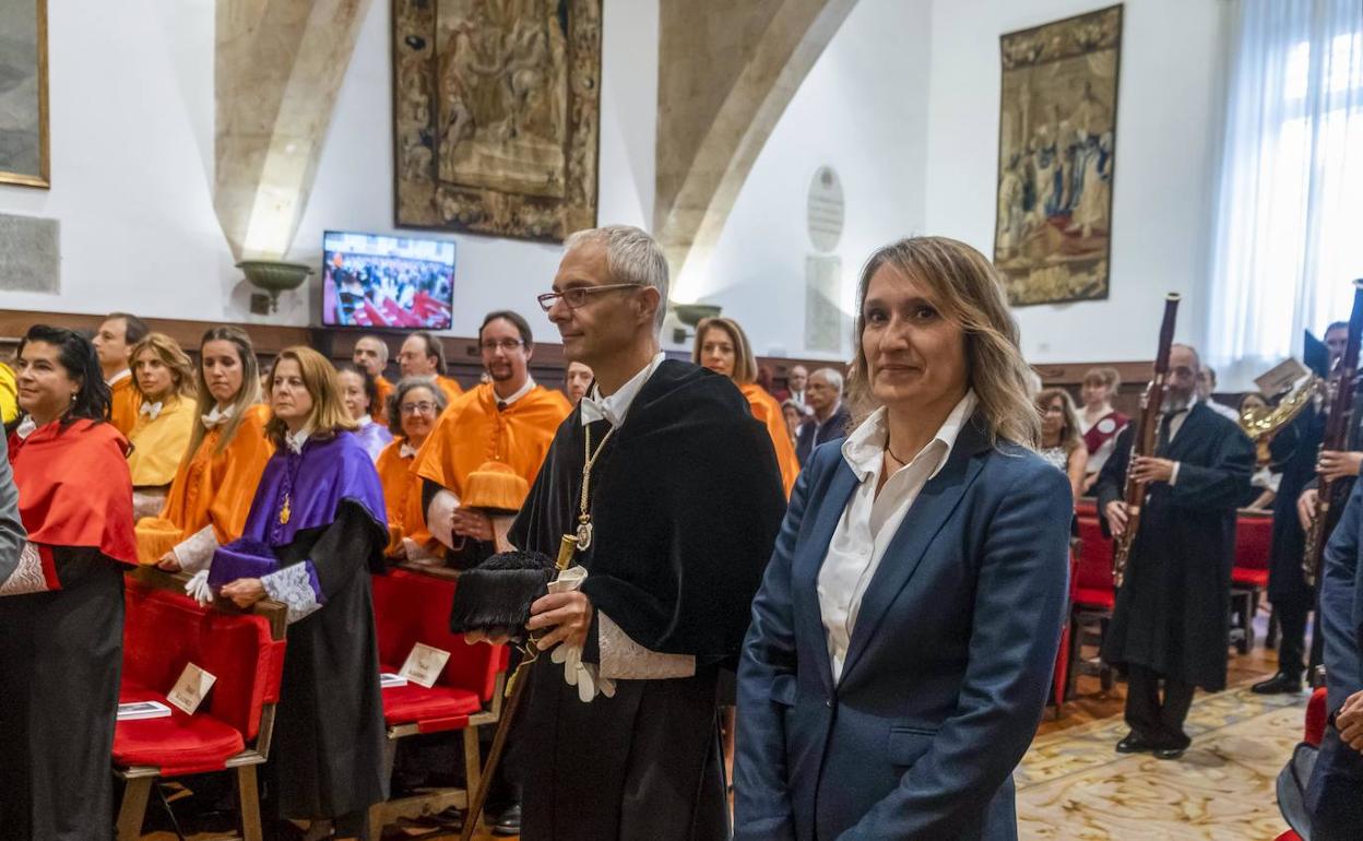 La consejera de Educación, Rocío Lucas, asiste al acto de apertura del curso universitario 2022-2023 de la Universidad de Salamanca, junto al rector de la Usal, Ricardo Rivero.