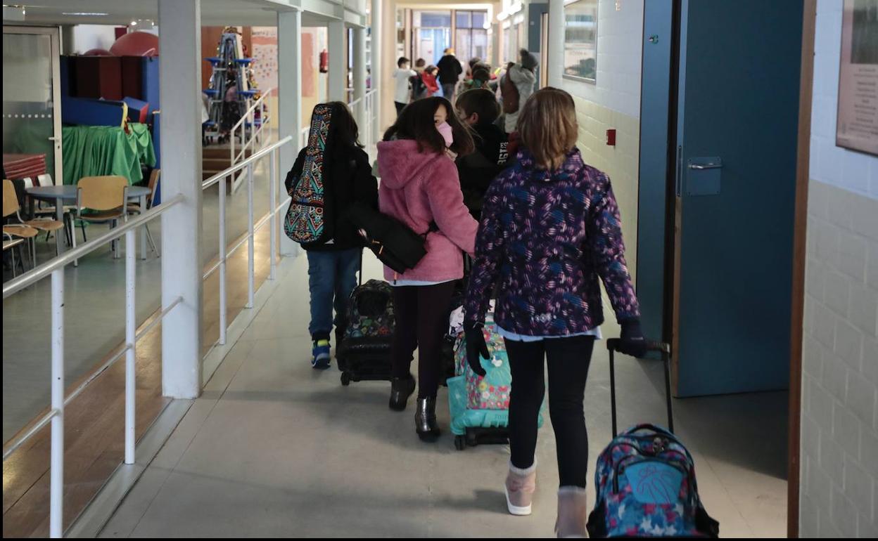 Un grupo de niños entra en clase en el colegio Francisco Pino de Valladolid. 