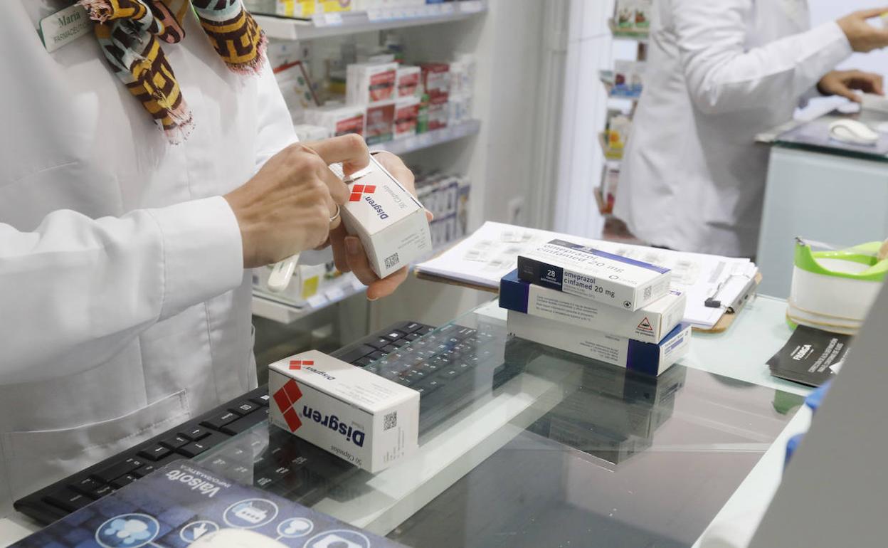 Dispensación de medicamentos en una farmacia. 