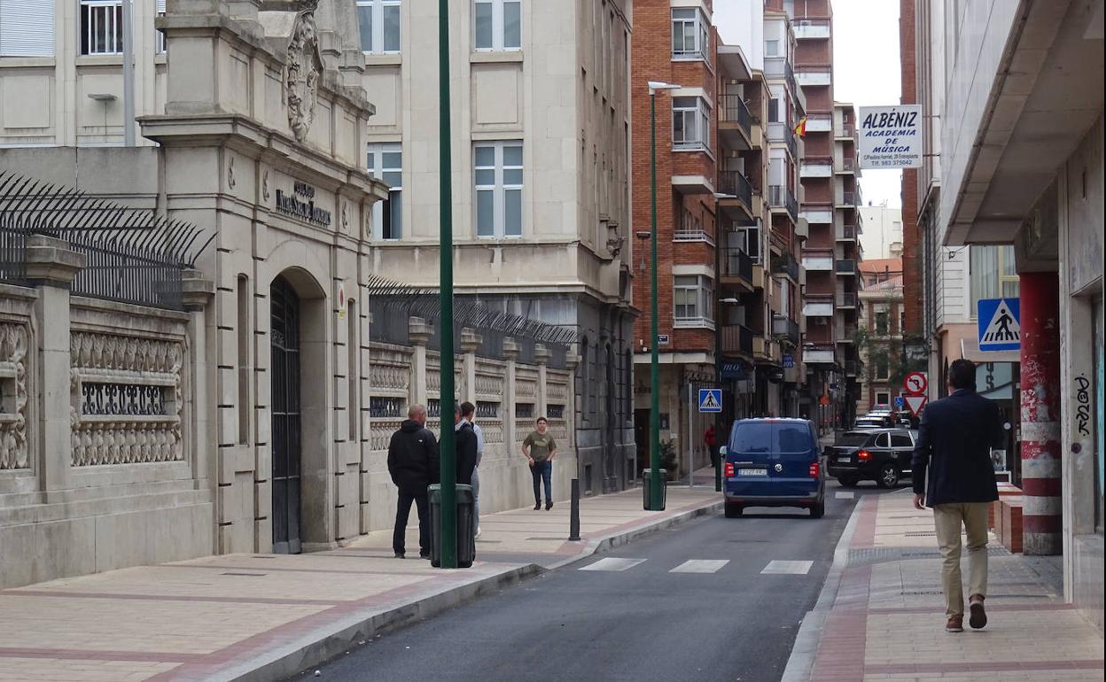 Aceras adoquinadas y ampliadas de la calle Paulina Harriet en torno al colegio Lourdes. 