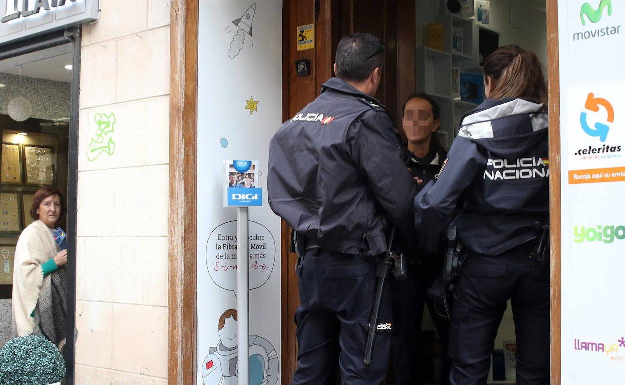 Agentes de la Policía Nacional, en el establecimiento donde se ha recibido el paquete.
