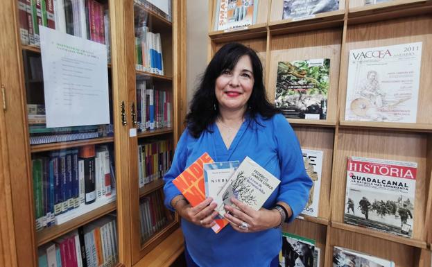 Victoria Trigueros, con sus tres libros. 