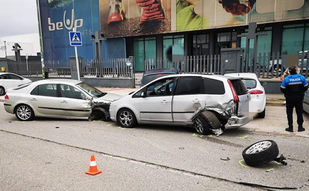 Un conductor herido en una colisión frontal en un polígono de Burgos