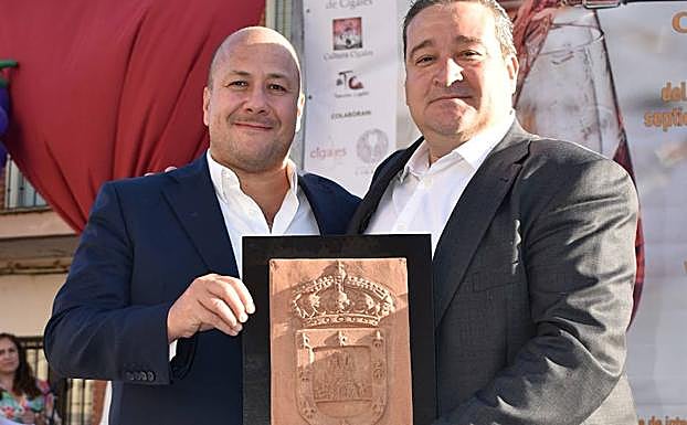 El pregonero Enrique Alfaro y el alcalde José Ignacio Fernández. 