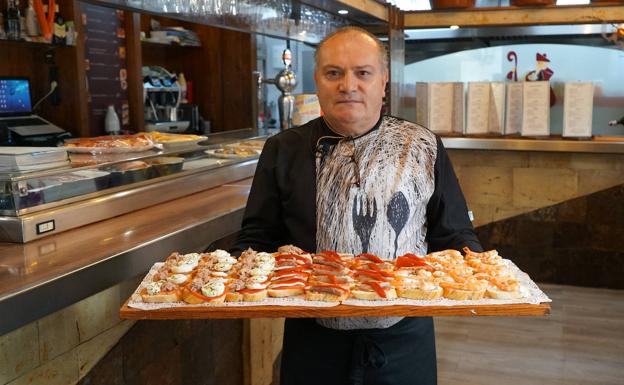 El chef Chuchi Ferrón hace cada día una gran variedad de tapas de calidad y todas gratis