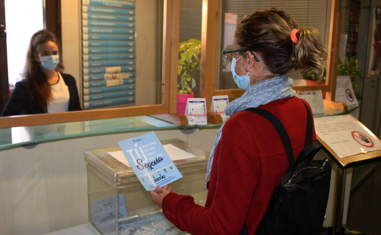 Una mujer acude a votar en una anterior edición de los Presupuestos Participativos en Segovia. 