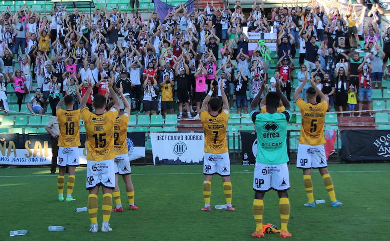 Los jugadores de Unionistas agradecen el apoyo a sus seguidores la pasada jornada en Mérida. 