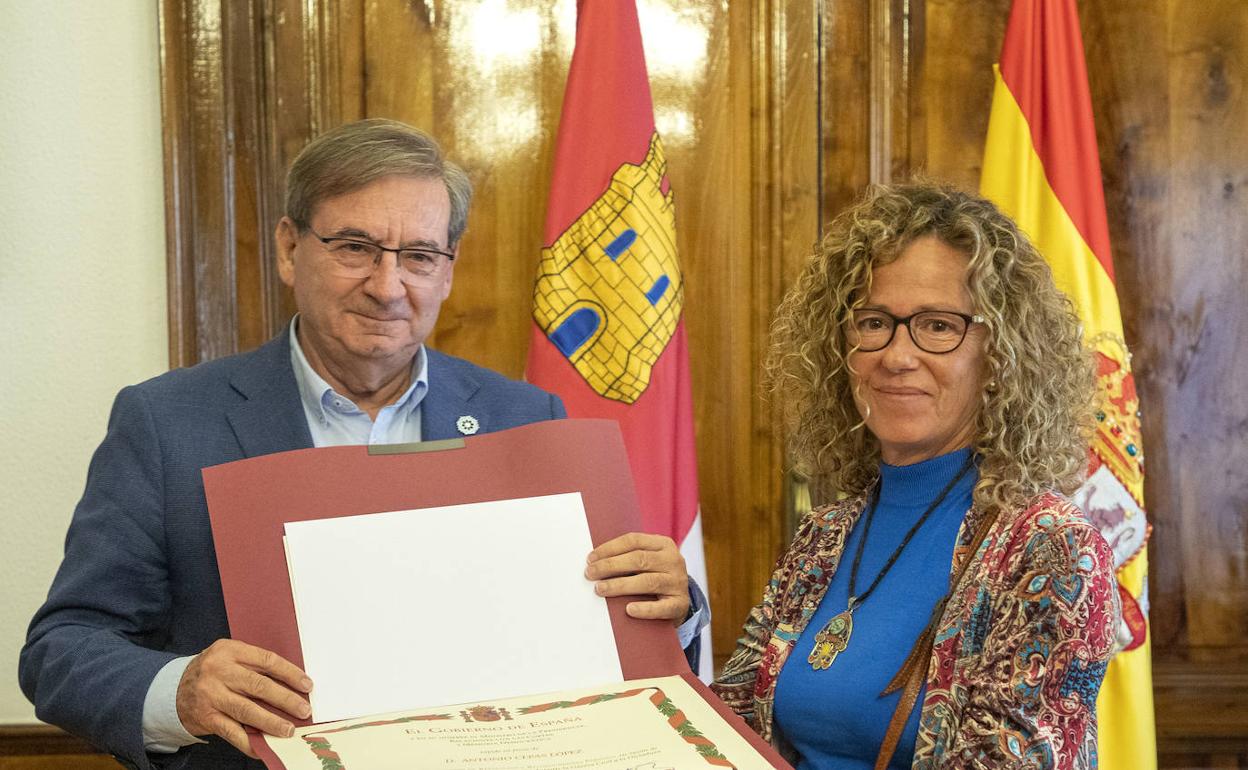 El secretario de Estado de Memoria Democrática, Fernando Martínez, entrega a la familia la Declaración de Reparación y Reconocimiento Personal por parte del Ministerio de la Presidencia, Relaciones con las Cortes y Memoria Democrática. 