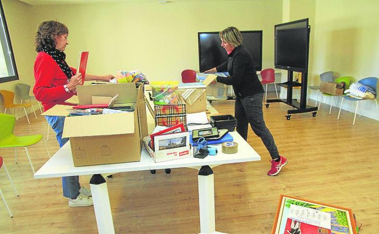 Traslado de enseres al nuevo centro, ayer. 