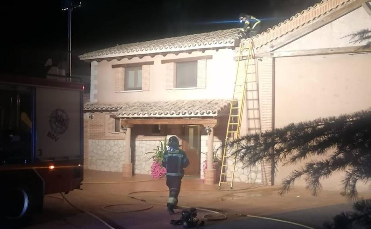 Trabajos de extinción en la vivienda de Peñafiel. 