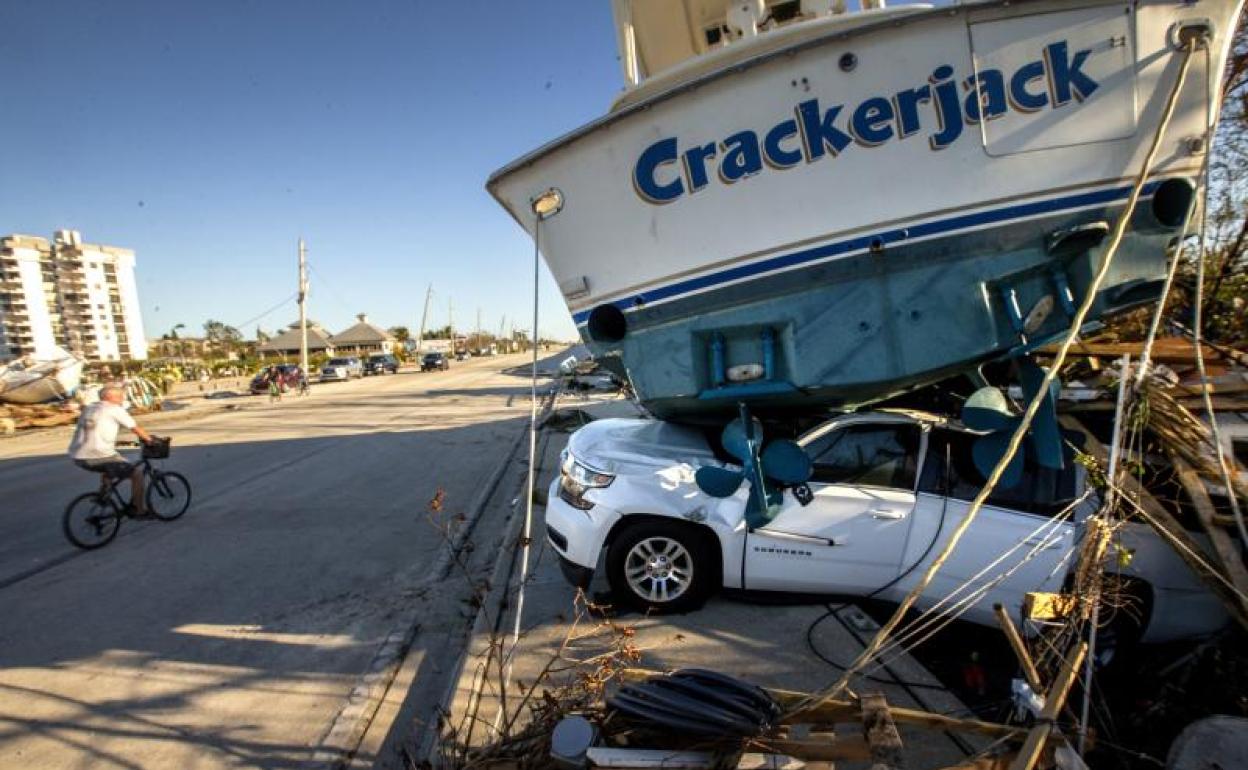 Un barco se asienta sobre un coche en Fort Myers, Florida. 