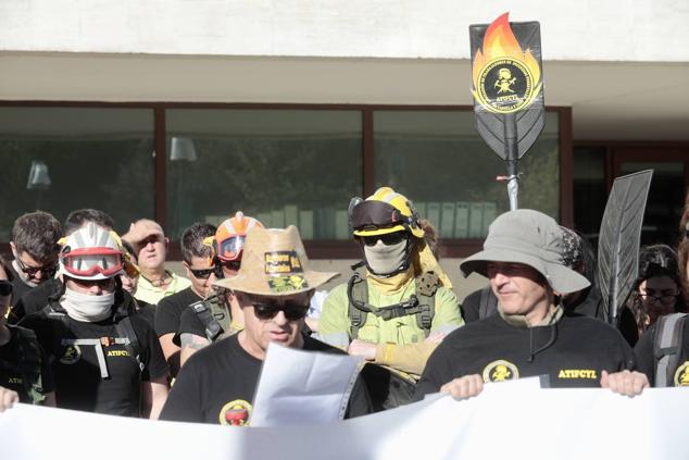 Fotos: Concentración de los bomberos forestales en Valladolid para exigir un «operativo permanente»