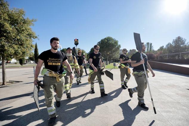 Fotos: Concentración de los bomberos forestales en Valladolid para exigir un «operativo permanente»