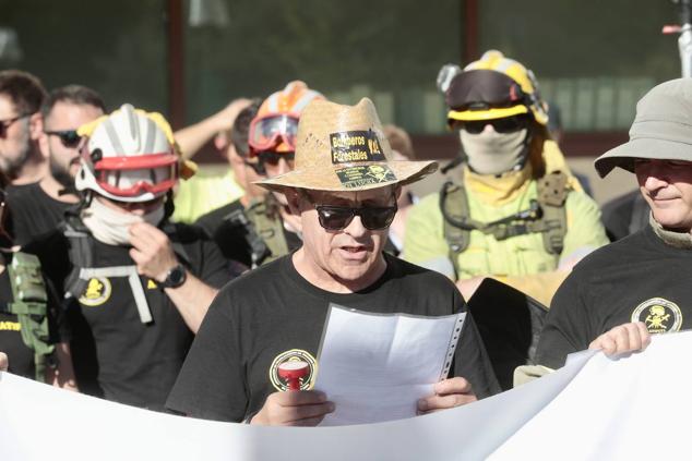 Fotos: Concentración de los bomberos forestales en Valladolid para exigir un «operativo permanente»