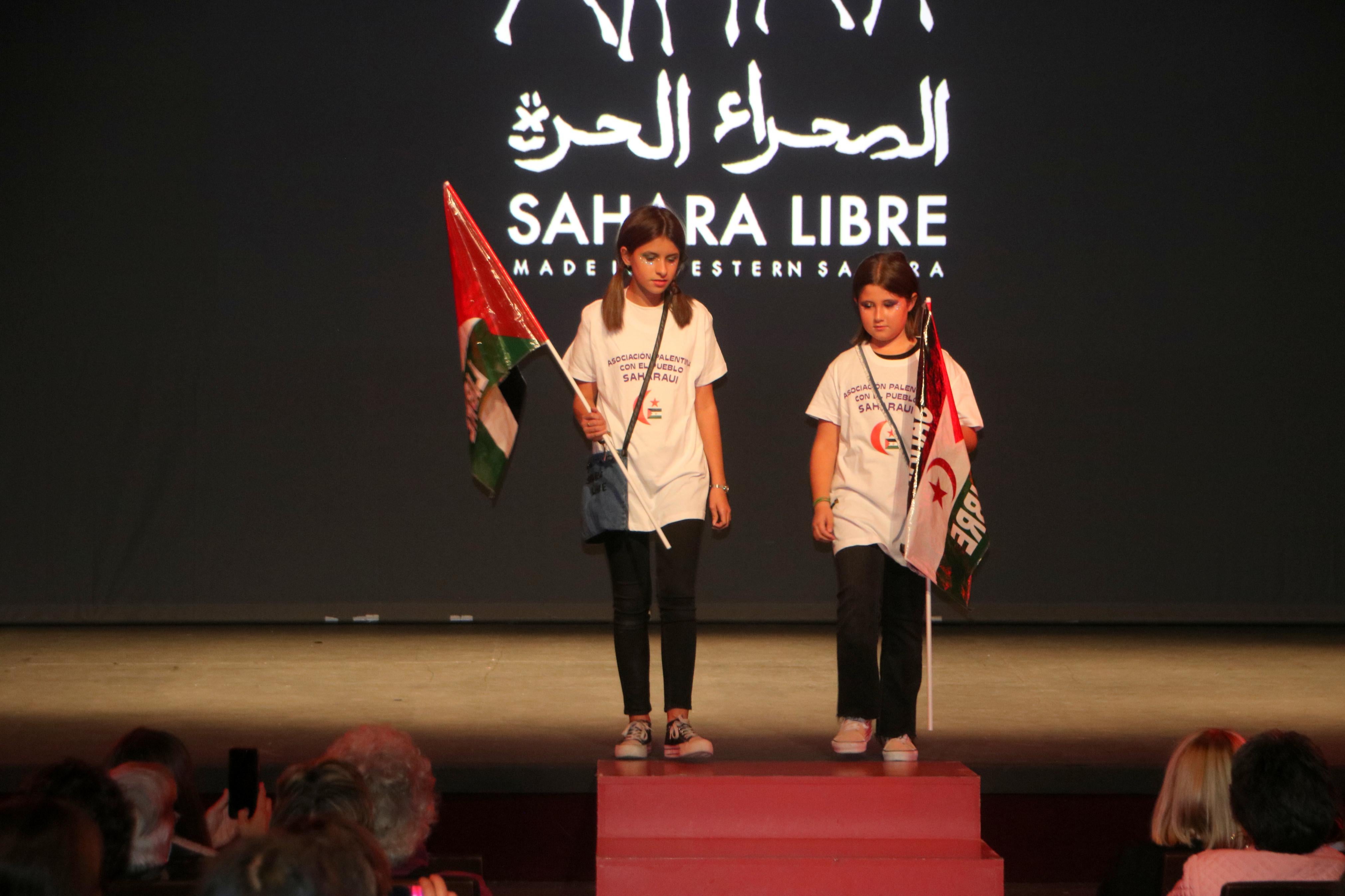 Los palentinos se volcaron con el desfile de moda organizado por la Asociación Palentina con el Pueblo Saharaui