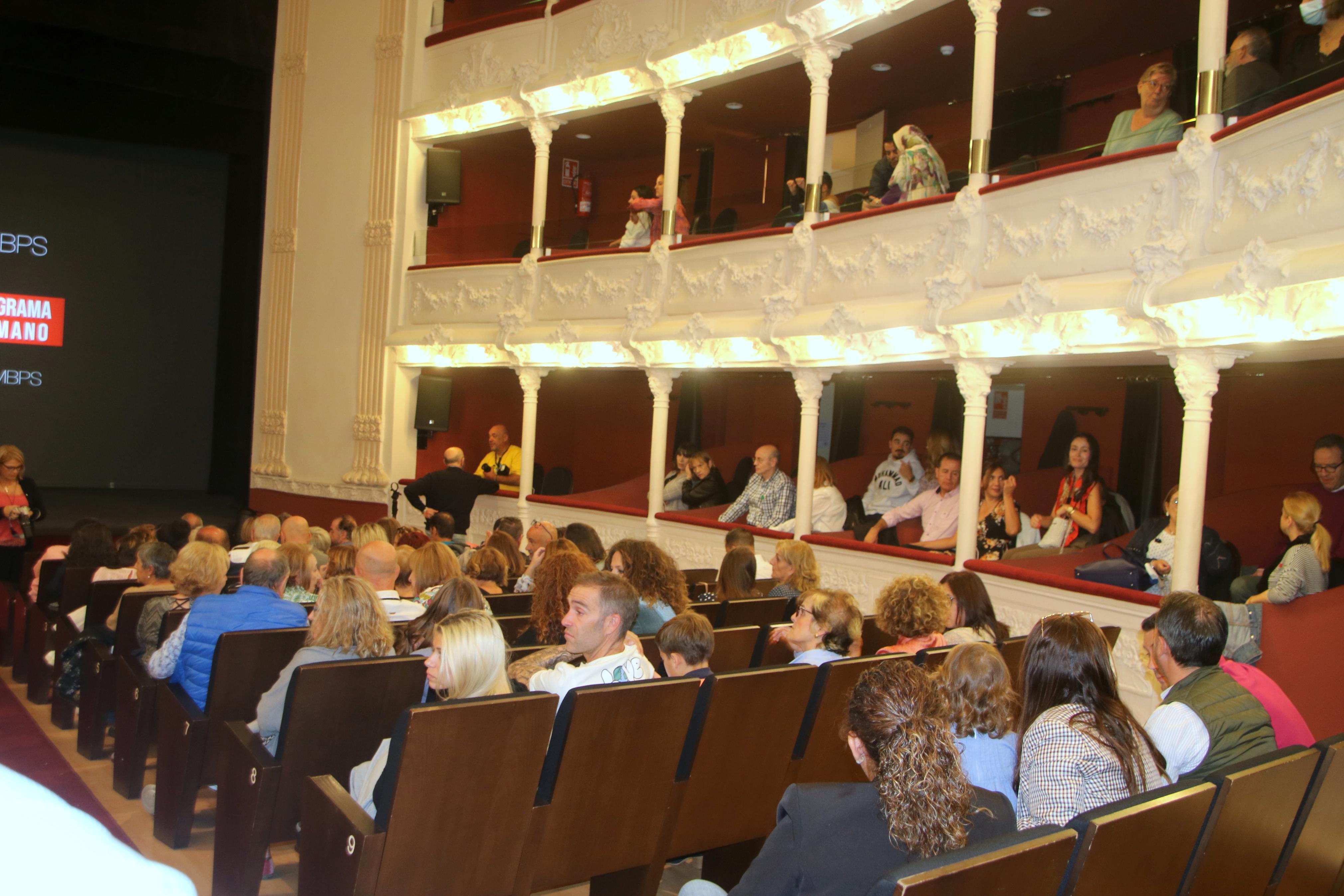 Los palentinos se volcaron con el desfile de moda organizado por la Asociación Palentina con el Pueblo Saharaui