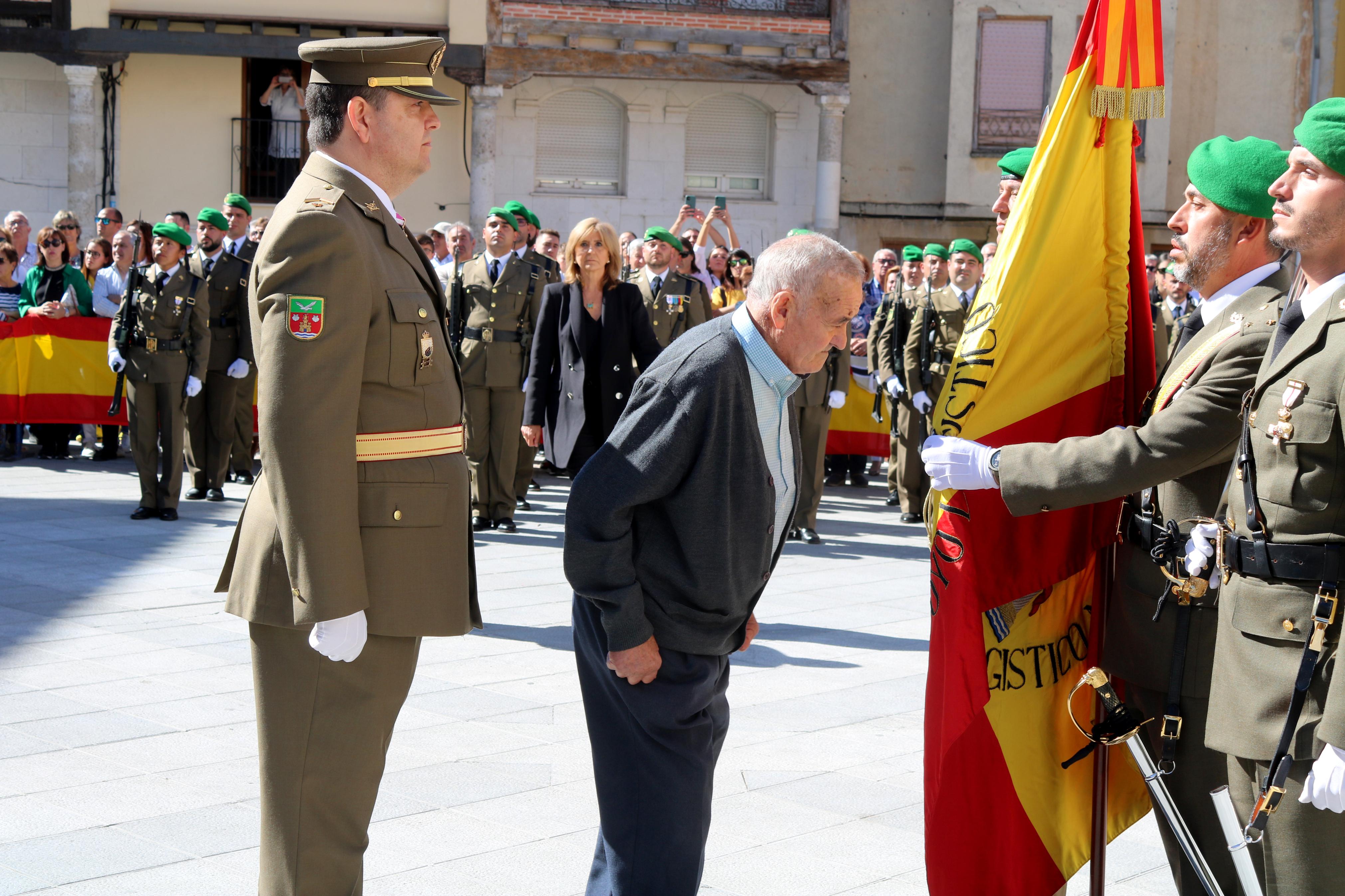 Alrededor de ochenta personas juran ante la Enseña Nacional