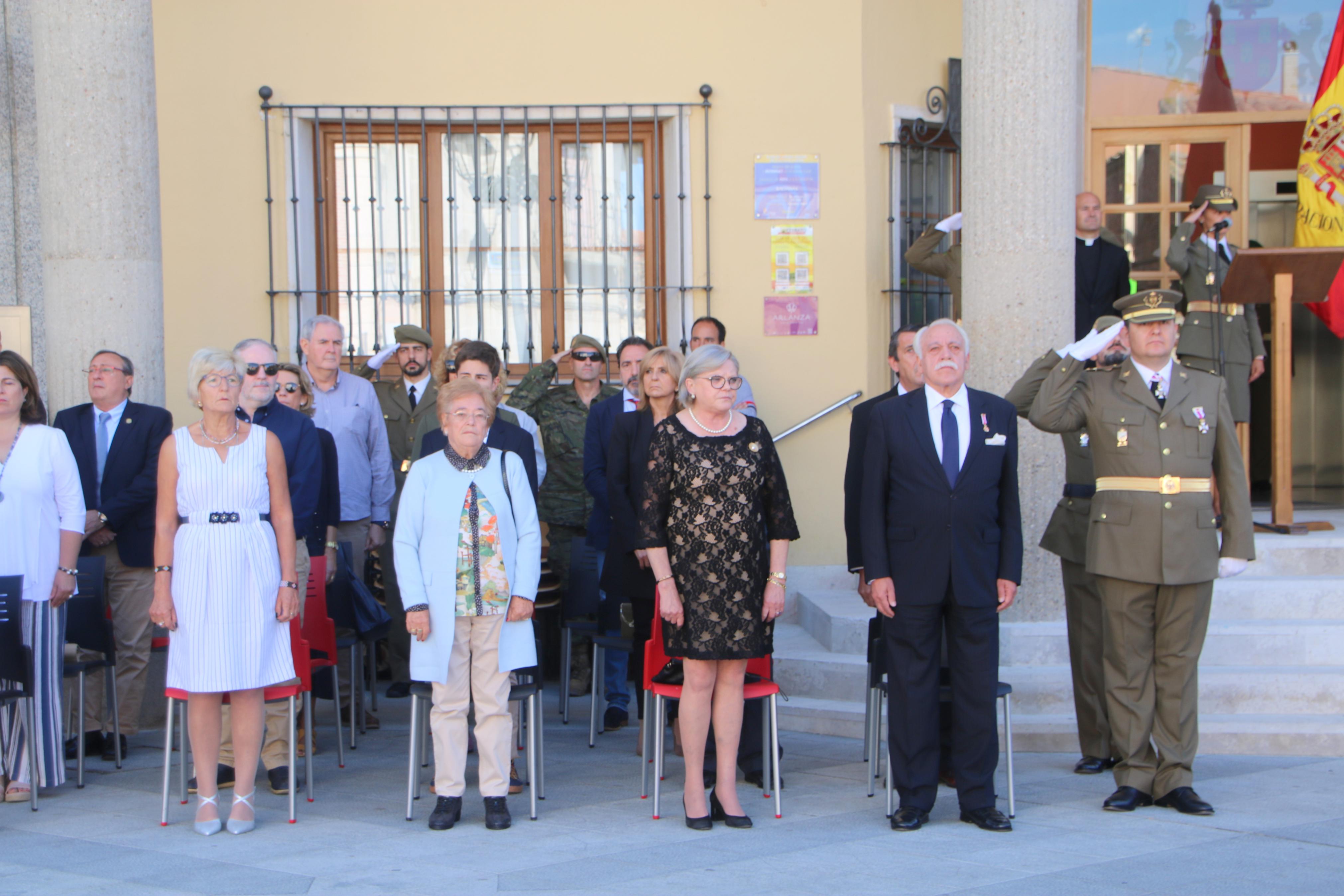 Alrededor de ochenta personas juran ante la Enseña Nacional