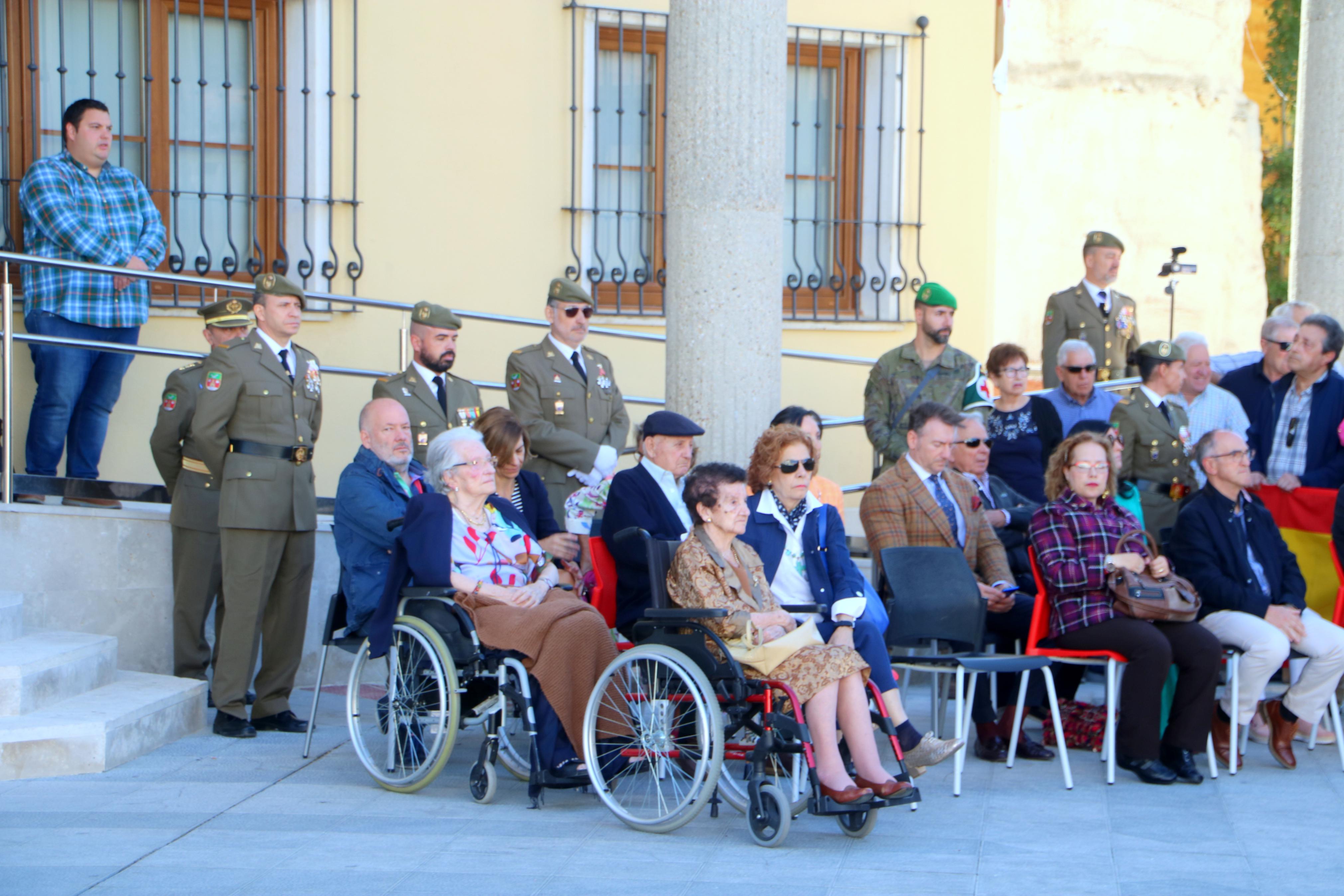 Alrededor de ochenta personas juran ante la Enseña Nacional