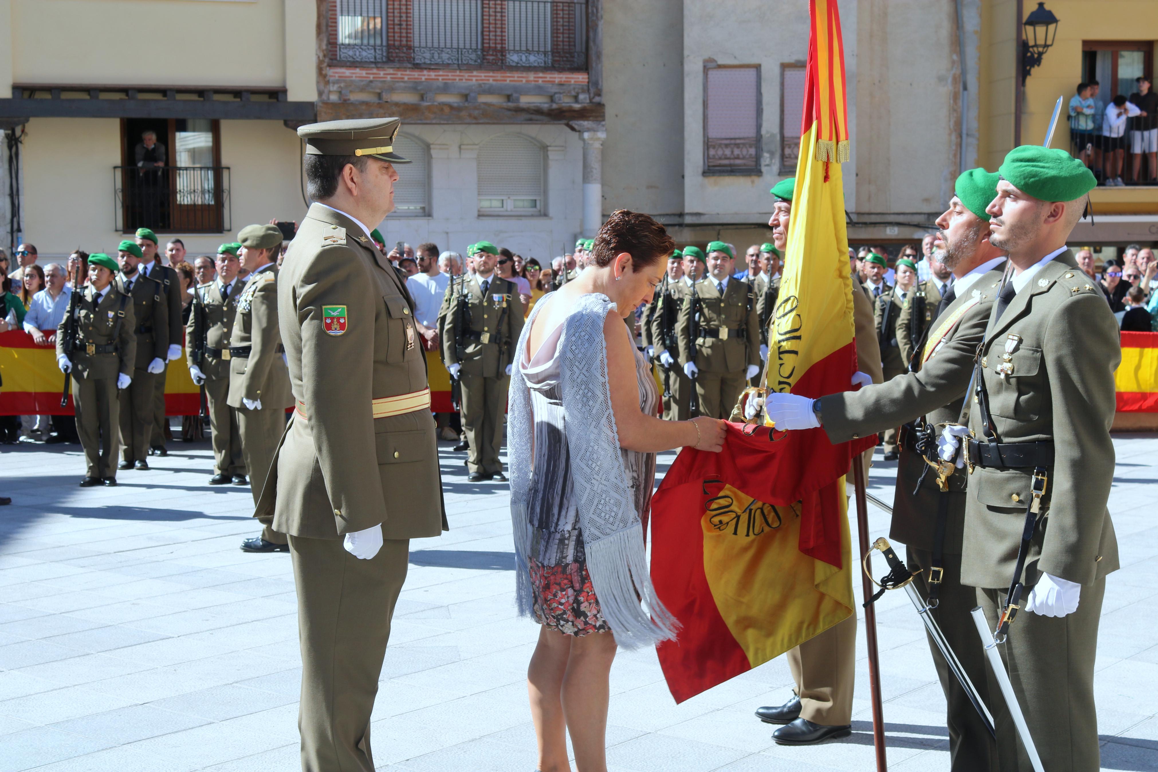 Alrededor de ochenta personas juran ante la Enseña Nacional